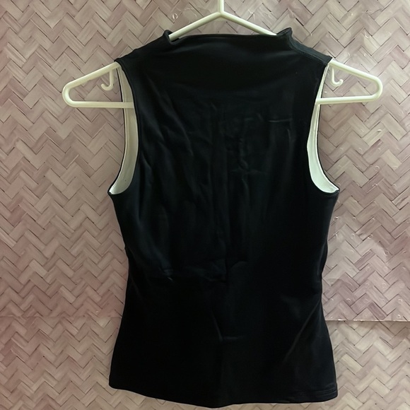 Tommy Hilfiger women’s yoga, sleeveless shirt, size medium black - Picture 3 of 5
